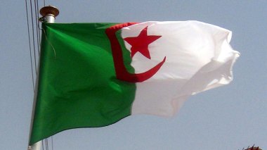 Bouteflika appelle à “barrer la route à ceux qui veulent attenter à la stabilité du pays”