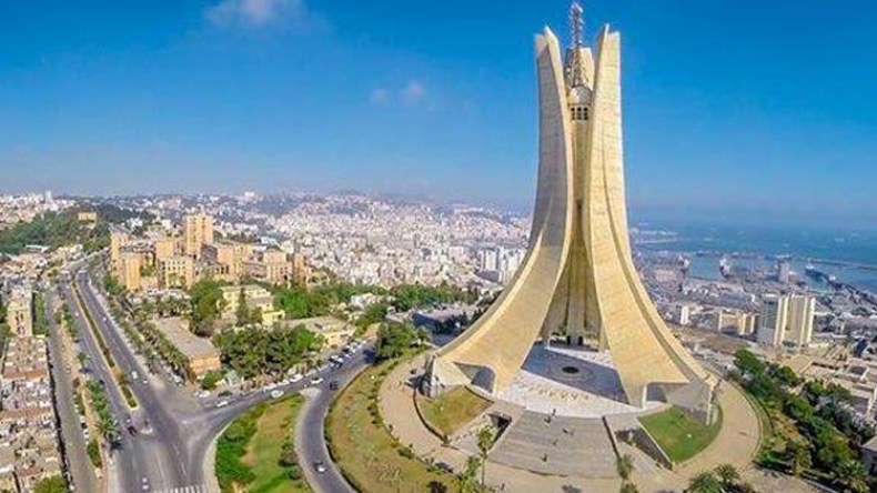 لا يُبنى الأمل بدعم أكياس الحليب