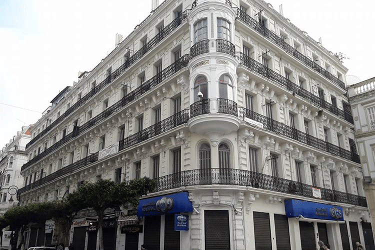 Zoukh interdit l’étendage du linge aux balcons à Alger