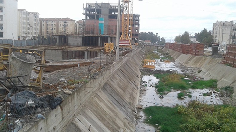 سكنات وملاعب وطرقات مشيّدة فوق أودية.. تهدد الجزائريين بالموت!