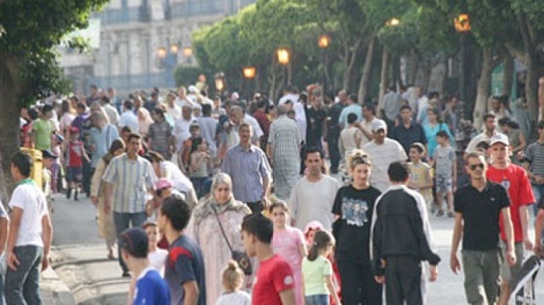 مرضى عقليا يهددّون المواطنين بالشوارع في رمضان!