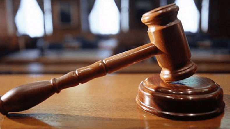 تاجر يرشق سائق سيارة بحجر ويهرب إلى تونس