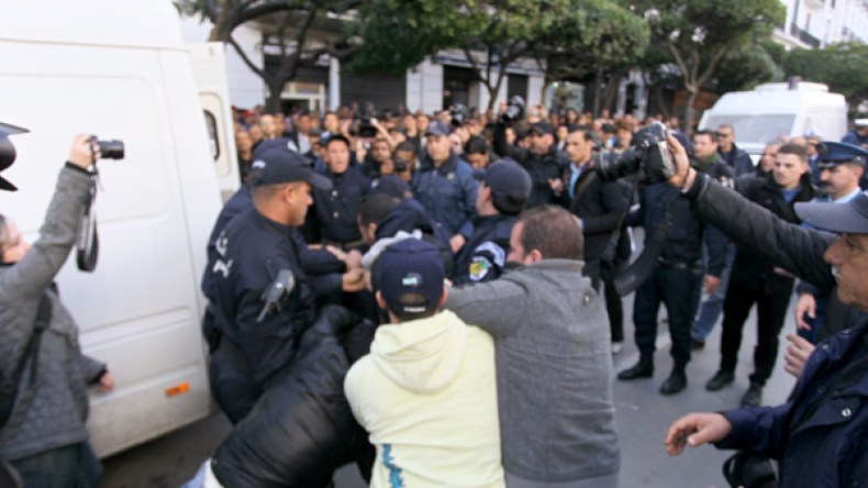 الشرطة تجهض وقفة “ضد العهدة الرابعة”.. وتوقيف 50 شخصا