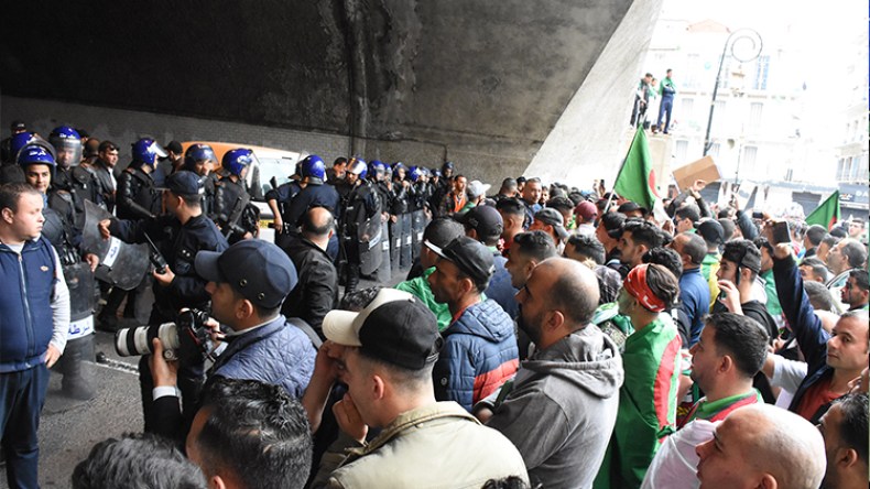 “منبر النخبة” يدعو الجيش إلى حماية الحراك الشعبي