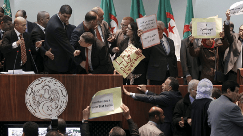 بوليتيك بالدقّ!