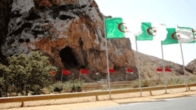 مهرّبون يرشقون حراس الحدود بالحجارة