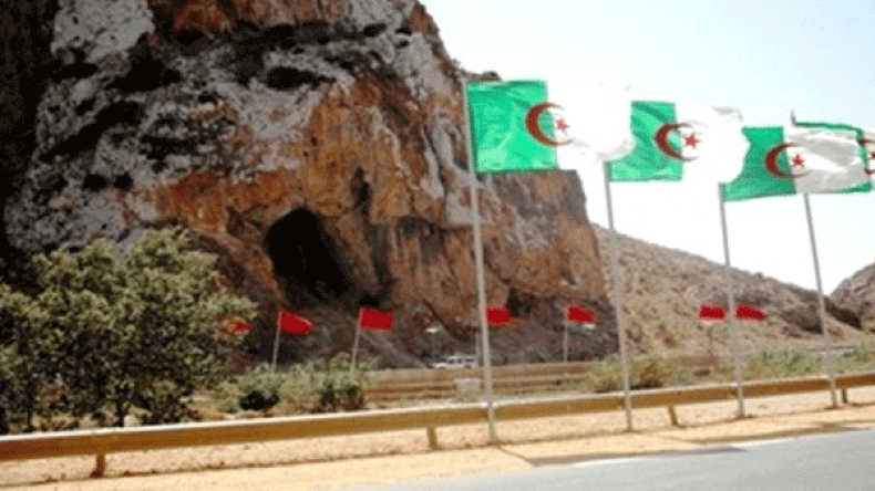 مهرّبون يرشقون حراس الحدود بالحجارة