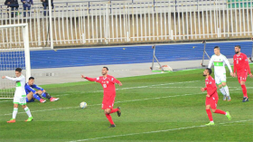 فلسطين تهزم الجزائر في غياب الجماهير