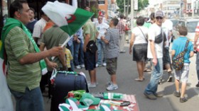 الجزائريون  يحوّلون  الهايد  بارك  بلندن  إلى  فضاء  مفتوح  لمناصرة  الخضر