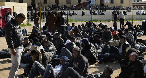 Algerian illegal immigrants protest in the Spanish King's Square