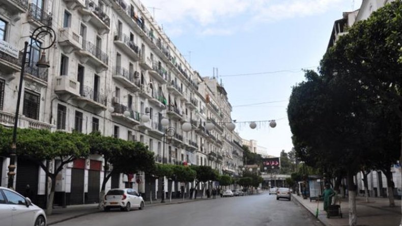 طرقات خاوية.. أسواق فارغة وركود لدى بائعي الملابس والأحذية