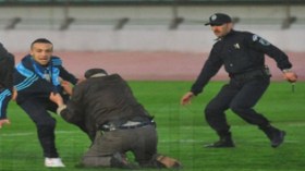 الجماهير تقتحم أرضية الميدان وتوقف تدريبات المنتخب الوطني( فيديو )