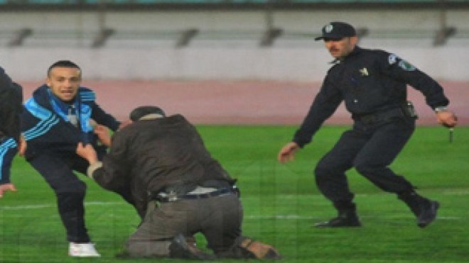 الجماهير تقتحم أرضية الميدان وتوقف تدريبات المنتخب الوطني( فيديو )