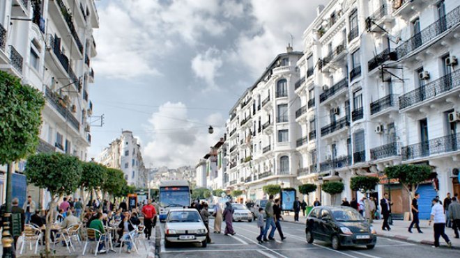 احتجاجات على تجميد عقود “الجزائر البيضاء”