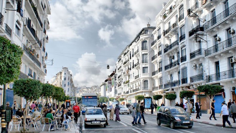 احتجاجات على تجميد عقود “الجزائر البيضاء”