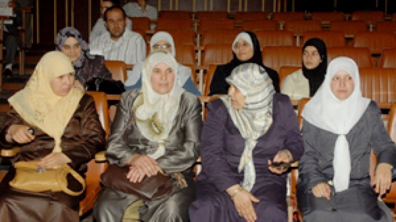 “جنديات مسترجلات فتشوا ملابسنا الداخلية وبصقن علينا ونحن نصلي”