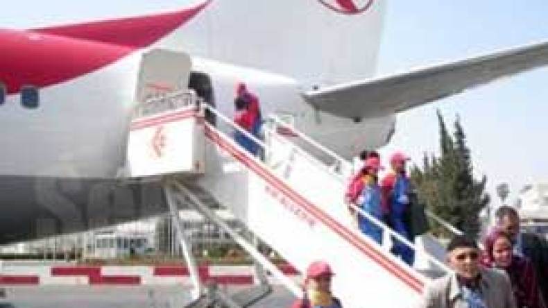 جزائريون عالقون بأرض القذافي في انتظار طائرات تقلهم