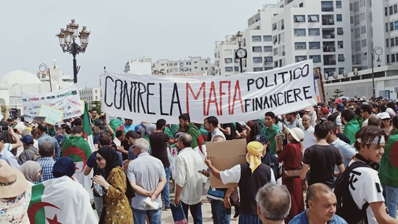 Les étudiants maintiennent la pression
