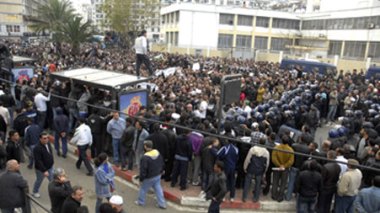 La marche du « changement » divisée entre manifestants, curieux et pro-Bouteflika