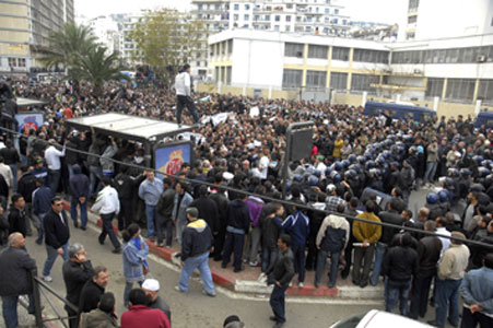 La marche du « changement » divisée entre manifestants, curieux et pro-Bouteflika