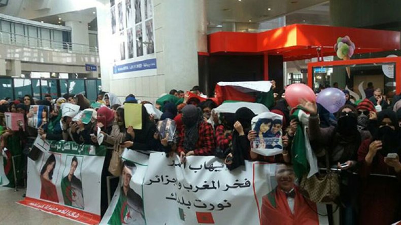 جمهور إيهاب أمير وسهيلة يغزو مطار هواري بومدين الدولي