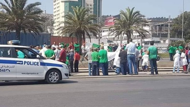 عمال مؤسسة حداد يغلقون طريق بجاية – العاصمة