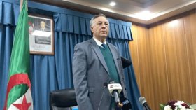 صديقي: “مقترحات تعديل الدستور جاهزة.. ومعارضو الآفلان مراهقون”