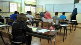 مجهولون ينقلون “المسرّبين” بسيارات والحلول على الهواتف والأقلام الإلكترونية