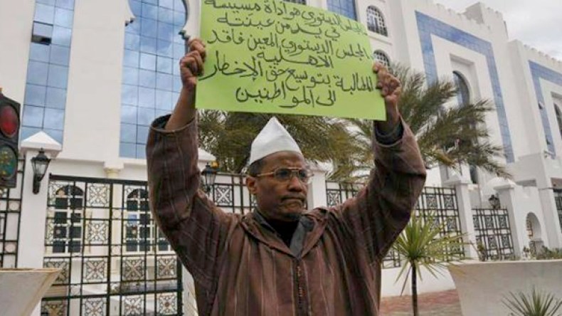 علي بن حاج يحتجّ أمام مبنى المجلس الدستوري