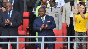 رئيس الغابون يعشق الفيراري والبوغاتي.. ويلعب بـ”بابي فوت” من الكريستال