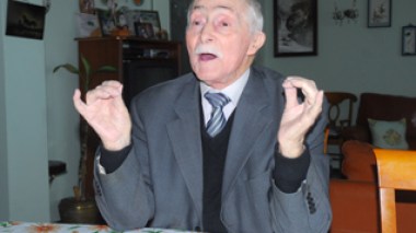 Human Rights activist Ali Yahia Abdennour calls on the president Bouteflika to express himself about the state of emergency