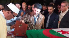 نقل جثمان الفقيد علي فضيل إلى مسقط رأسه ببئر غبالو بالبويرة