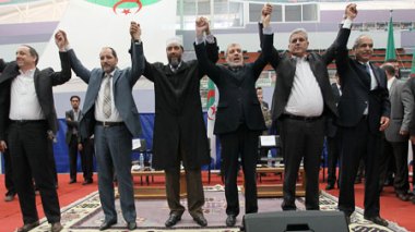 Ali Benhadj et Saïd Sadi côte à côte à la salle Harcha