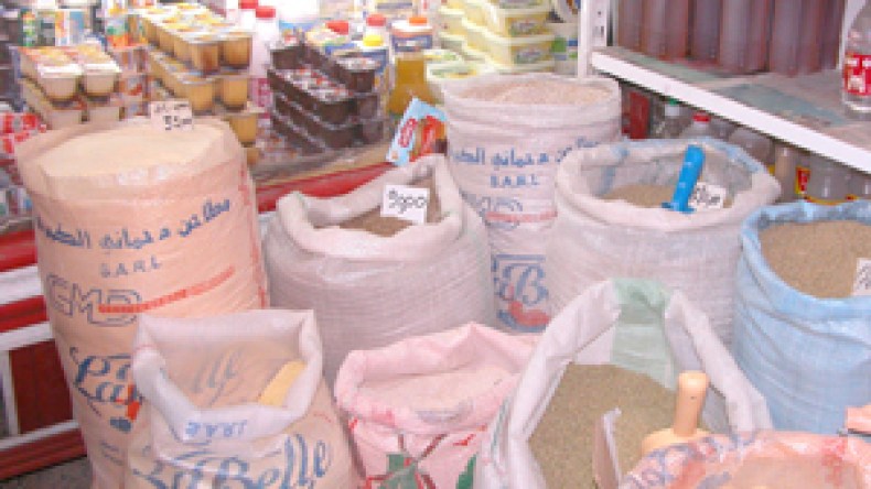 التجار التونسيون يغزون الأسواق الشعبية الجزائرية