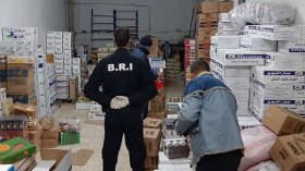 مضاربون يحاولون إغراق السوق بمنتجات منتهية الصلاحية