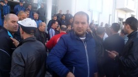 محتجون يحاصرون مقر دائرة القل للمطالبة بالسكن