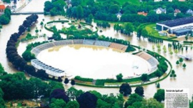 ملعب ألماني يتحوّل إلى مسبح بسبب الأمطار!