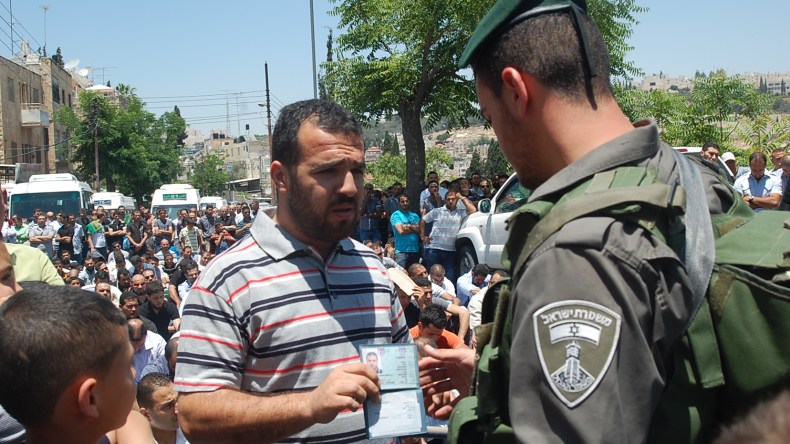 الاحتلال يمنع الأقل من خمسين عاما من الصلاة في الأقصى