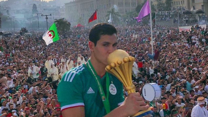 هل يكون ماندي أول جزائري يتقمص ألوان ليفربول؟