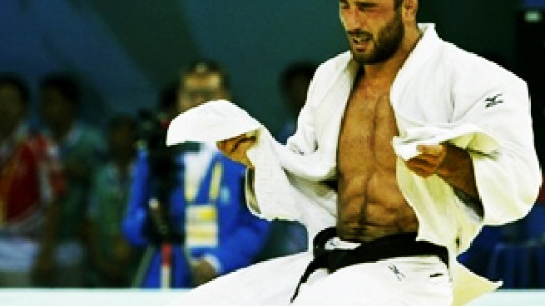 المصارع بن يخلف مطالب بتسديد هدية ولد عباس