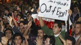 “بلطاجية” مصريون يهاجمون سفارة الجزائر بمصر ويحرقون العلم الوطني