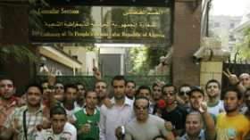 جماهير “الخضر” تحتج غضبا أمام السفارة مطالبة بتذاكر الدخول