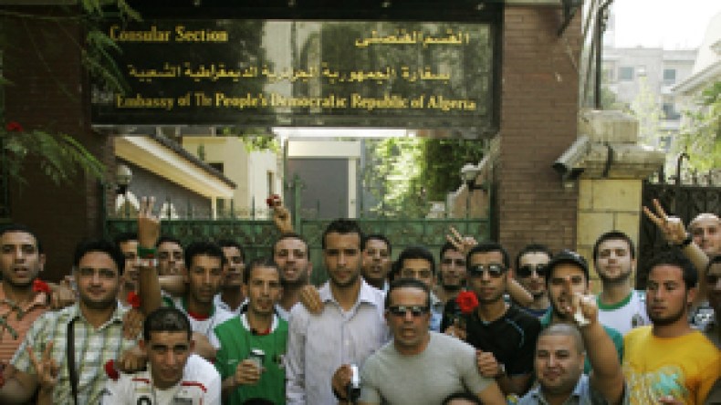 جماهير “الخضر” تحتج غضبا أمام السفارة مطالبة بتذاكر الدخول
