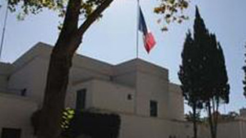 أعوان القنصلية العامة لفرنسا بالجزائر يرفضون تقاضي رواتبهم بالدينار