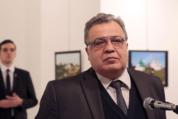 L’ambassadeur russe en Turquie assassiné par balle