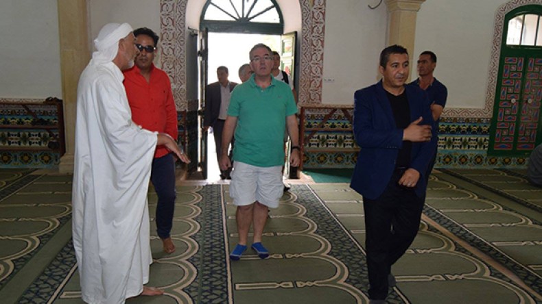 زيارة السفير البريطاني إلى زاوية الهامل تحدث جدلا