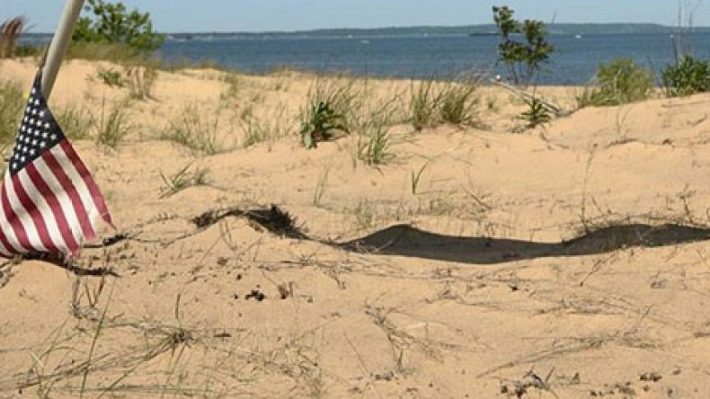 صبي أمريكي دفن في الرمال 3 ساعات وخرج حياً