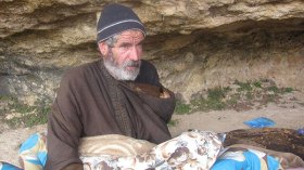 عمي عمار.. رجل المغارة الذي تنتظر الحيوانات موته لافتراسه