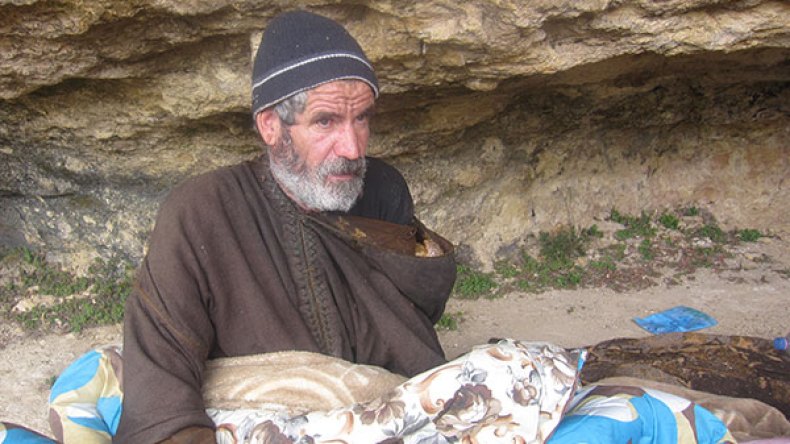 عمي عمار.. رجل المغارة الذي تنتظر الحيوانات موته لافتراسه