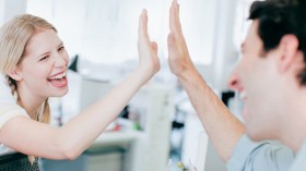 يهربون من أزاوجهم ويرتمون في أحضان صديق العمل برتبة “حبيب”